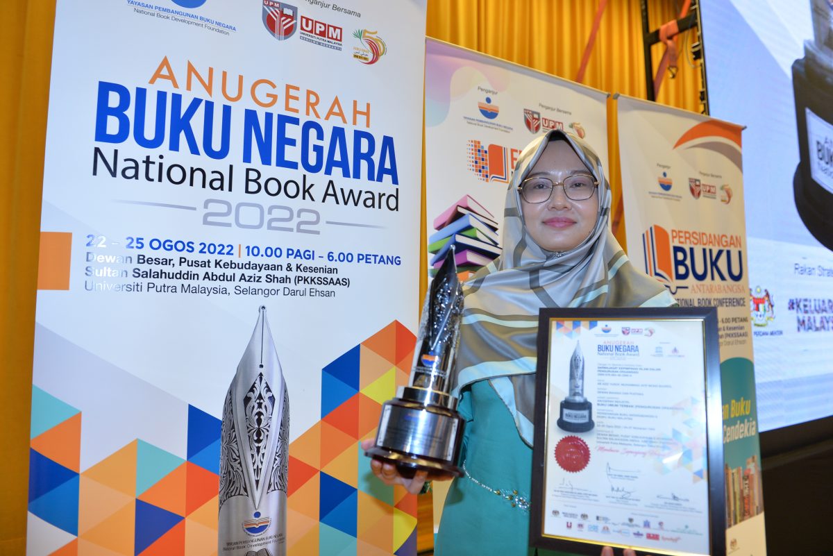 DBP Dinobatkan Sebagai Penerbit Prolifik Dalam Anugerah Buku Negara 2022