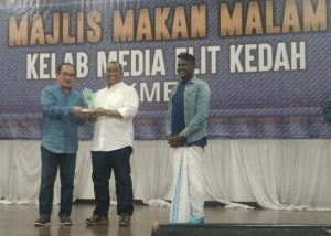 YAB Muhammad Sanusi Md. Nor menyampaikan Anugerah Khas Media Kedah kepada Nasrudin Mahmud sambil diperhati oleh Kumaran.